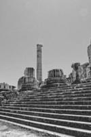 l alt Ruinen von das uralt Tempel von Apollo im Didim, Truthahn auf ein heiß Sommer- Tag foto