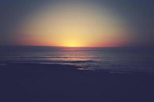 malerisch Ozean Landschaft mit das Rahmen Sonne im ein tropisch Land während Sommer- Ferien foto