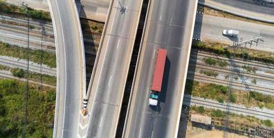 Antenne Aussicht von Ladung LKW auf Autobahn Straße mit rot Container, Transport Konzept., Import, Export logistisch industriell Transportieren Land Transport auf das Asphalt Schnellstraße foto