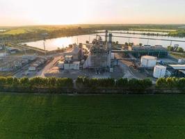 Antenne Aussicht von Öl und Gas Industrie Einrichtung zum Lager von Öl und petrochemisch produkte.raffinerie Öl und Gas Fabrik Leistung und Treibstoff energie.engineering Konzept. foto