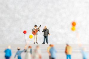 Miniatur Sänger und Musiker spielen ein Gitarre auf Bühne, Welt Musik- Tag Konzept foto