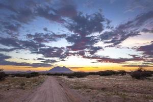 zuletzt Strahlen von Sonnenlicht Farbe das Wolken rot nach Sonnenuntergang foto