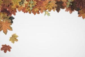 Herbstblätter fallen vom Seitenrahmen foto