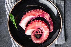 frisch Tintenfisch Essen Meeresfrüchte Mahlzeit Essen Snack auf das Tabelle Kopieren Raum Essen Hintergrund rustikal oben Aussicht foto