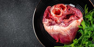 Fleisch Herz roh Innereien Schweinefleisch oder Rindfleisch Mahlzeit Essen Snack auf das Tabelle Kopieren Raum Essen Hintergrund rustikal oben Aussicht foto