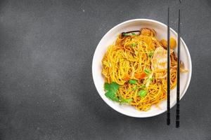 Nudeln Hähnchen Fleisch, Gemüse Mahlzeit Essen Snack auf das Tabelle Kopieren Raum Essen Hintergrund rustikal oben Aussicht foto