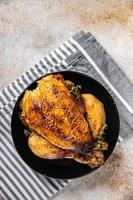 Hähnchen Fleisch gebacken Geflügel Mahlzeit Essen Snack auf das Tabelle Kopieren Raum Essen Hintergrund rustikal oben Aussicht foto