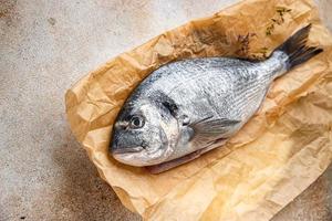 frisch Fisch Meer Brachsen Meeresfrüchte roh Essen Snack auf das Tabelle Kopieren Raum Essen Hintergrund rustikal oben Aussicht foto