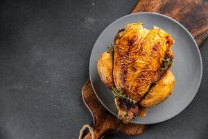 Hähnchen Fleisch gebacken Geflügel Mahlzeit Essen Snack auf das Tabelle Kopieren Raum Essen Hintergrund rustikal oben Aussicht foto