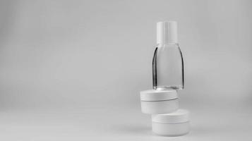 Weiß Behälter mit Kosmetika Gesicht Creme, Hand Creme, Sonstiges Wasser auf ein Weiß Hintergrund, vereinbart worden vertikal foto