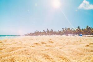 das Landschaft von Strand, Meer und Himmel im Sommer- mit ai generiert. foto