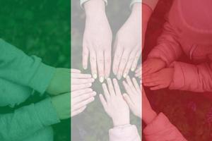 Hände von Kinder auf Hintergrund von Italien Flagge. Italienisch Patriotismus und Einheit Konzept. foto