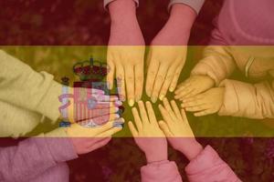 Hände von Kinder auf Hintergrund von Spanien Flagge. Spanisch Patriotismus und Einheit Konzept. foto