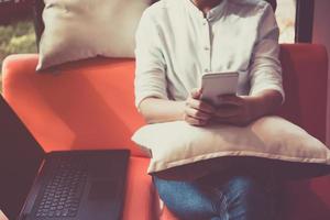 glückliche Frau mit Smartphone und Notebook zum Online-Shopping.Technologie- und E-Commerce-Konzept. foto