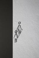 modernes Zeichen der Außentoilette mit Schatten foto