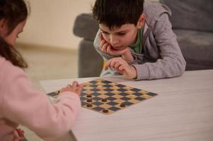 konzentriert Schule alt Kinder spielen Dame beim Zuhause foto