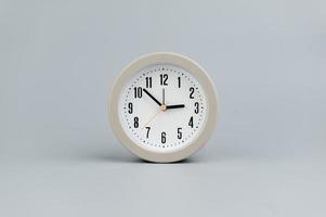 Alarm Uhr auf grau Hintergrund. Zeit Konzept. Bedeutung von Zeit. foto