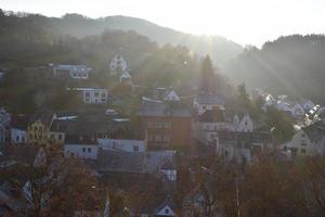 eifel Dorf monreal mit niedrig Sonne foto