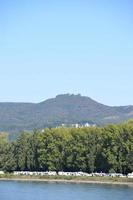 Drachenfels mit das Kaste und Rhein foto