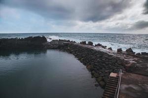 Wellen beim seixal Strand im Madeira, Portugal foto