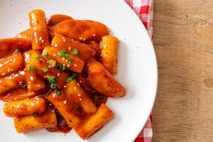 koreanische Reiskuchenstange mit Wurst in scharfer Sauce - tteokbokki foto