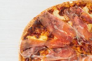 Pizza mit Prosciutto oder Parmaschinken Pizza foto