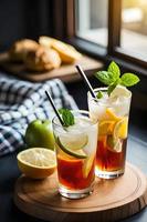 erfrischend fruchtig Sommer- trinken auf Tabelle mit Zitrone und Minze foto
