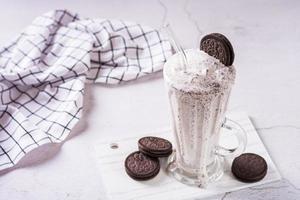 hausgemacht Smoothie mit Sahne und ausgepeitscht Schokolade Chip Kekse im ein Glas mit ein Stroh foto