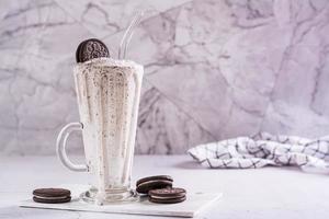 Milchshake von Schokolade Oreo Kekse und Eis Sahne im ein Glas mit ein Stroh foto