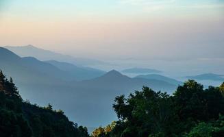 schöne landschaft des naturparks doi inthanon morgens mit dem nebel, bezirk chom thong, chiangmai foto