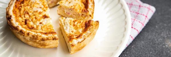 Fleisch Quiche Bohnenkraut Kuchen Füllung Mahlzeit Essen Snack auf das Tabelle Kopieren Raum Essen Hintergrund rustikal oben Aussicht foto