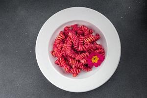 Pasta Zuckerrüben Soße Rote Beete Gemüse Essen Mahlzeit Essen Snack auf das Tabelle Kopieren Raum Essen Hintergrund rustikal oben Aussicht foto