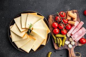 Raclette Käse Mahlzeit Vorspeise Essen Mahlzeit Essen Snack auf das Tabelle Kopieren Raum Essen Hintergrund rustikal oben Aussicht foto