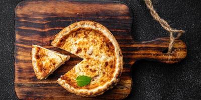 Fleisch Quiche Bohnenkraut Kuchen Füllung Mahlzeit Essen Snack auf das Tabelle Kopieren Raum Essen Hintergrund rustikal oben Aussicht foto