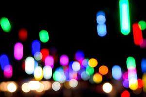 verschwommen und Bokeh mit lange kurz Aussicht Betrachtung bunt Beleuchtung von Stadt und Nacht Leben. durch das Weg zu aussehen mögen das Klang Grafik Equalizer foto