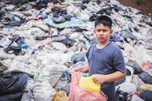 Kinder sind Müll zu behalten gehen zu verkaufen weil von Armut, Welt Umgebung Tag, Kind Arbeit, Mensch Handel, Armut Konzept foto