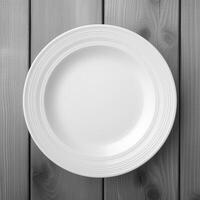ein leeren Teller auf ein Weiß hölzern Tisch. oben Aussicht von Weiß Keramik Teller auf Weiß hölzern. generativ ai. foto