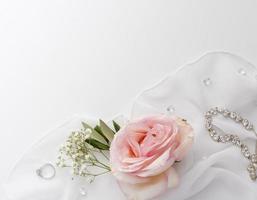 Brautschmuck auf weißem Hintergrund foto