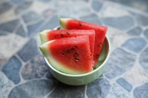 frisch rot Wassermelone Stücke im ein Schüssel bereit zu Sein genossen foto