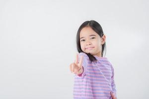 Bild von asiatisch Kind posieren auf Weiß Hintergrund foto