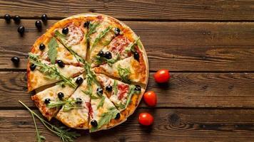 köstliche italienische Pizza auf Holztisch
