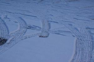 Reifenspuren im Schnee foto