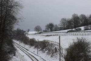 Eisenbahn und Straße über im Winter Schnee foto