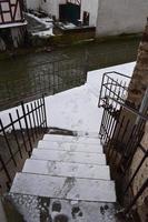 Treppe Nieder zu ein Fluss mit Schnee foto