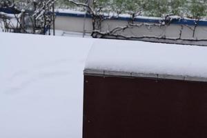Schnee auf ein dunkel Dach foto