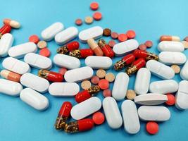 verschiedene pharmazeutische Pillen, Tabletten und Kapseln foto