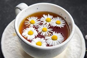 Tee Kamille Blumen Heilung heiß trinken gesund Mahlzeit Essen Snack auf das Tabelle Kopieren Raum Essen Hintergrund rustikal oben Aussicht foto