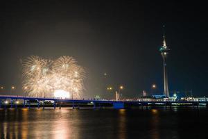 schönes Feuerwerk mit Macau Tower in Macau City, China foto