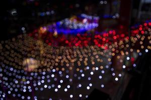 bunt defokussieren abstrakt Bokeh Licht Auswirkungen auf das Straße Nacht schwarz Hintergrund Textur Hintergrund foto