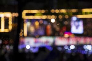 bunt defokussieren abstrakt Bokeh Licht Auswirkungen auf das Straße Nacht schwarz Hintergrund Textur Hintergrund foto